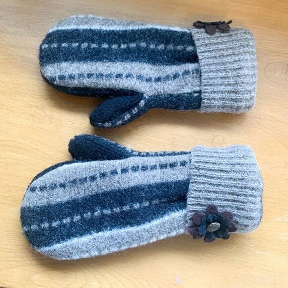 Wool fleece lined neutral mittens with floral appliqué - Picture 3 of 3